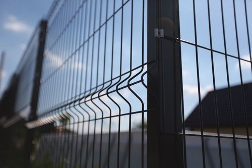 Jak zabezpieczać tereny inwestycyjne. Przegląd nowoczesnych ogrodzeń